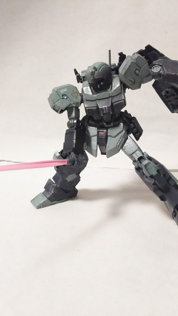 両腕にビームサーベルを格納し、二刀流で近接戦闘にも対応出来る機体です