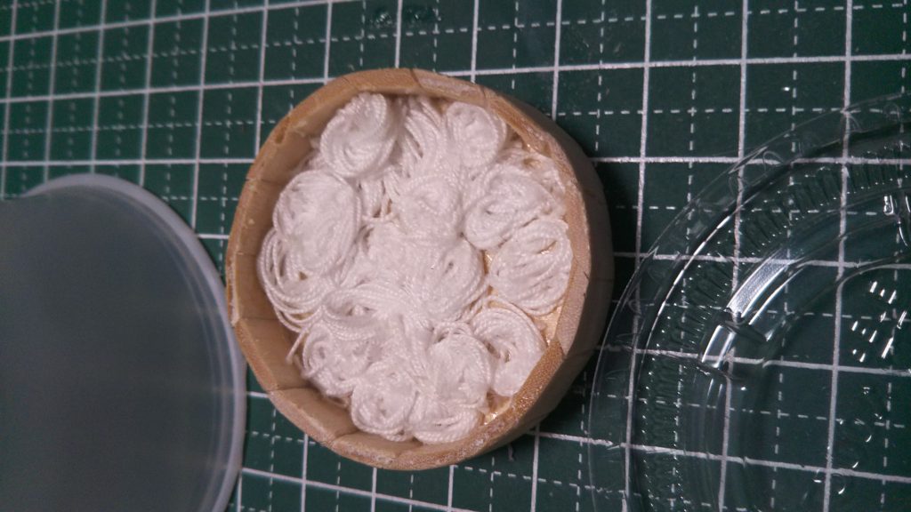 アイスの棒っぽいのを100均で見つけたのでそれを使って桶を製作
そうめんは糸で再現
ボンドを使って巻いた状態で固めてみました