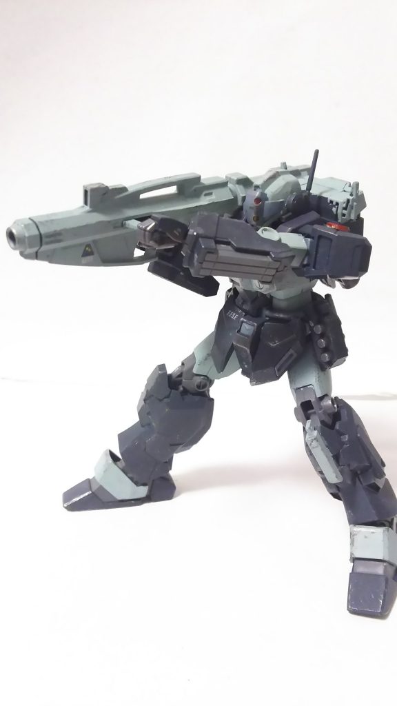 武器はバズーカを装備
サブに銃、腰部に手榴弾を装備