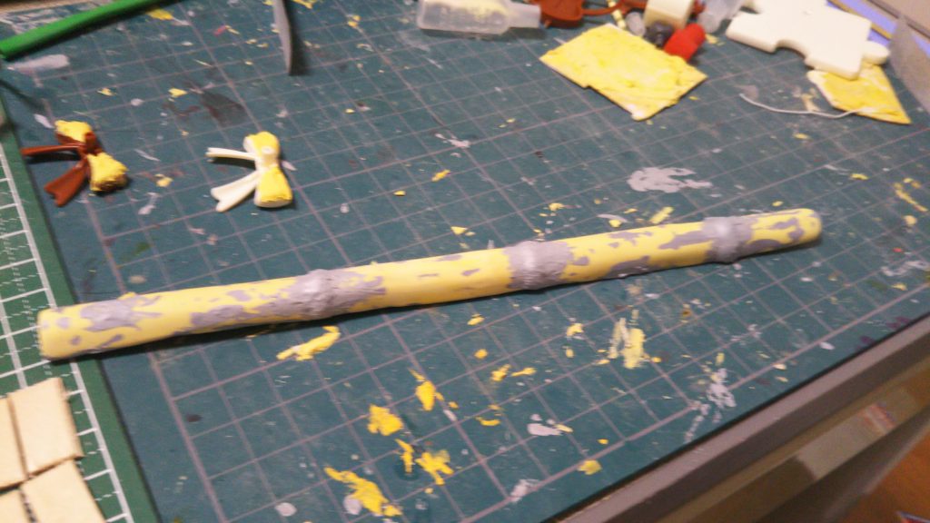 竹は太いストローにパテを持って製作