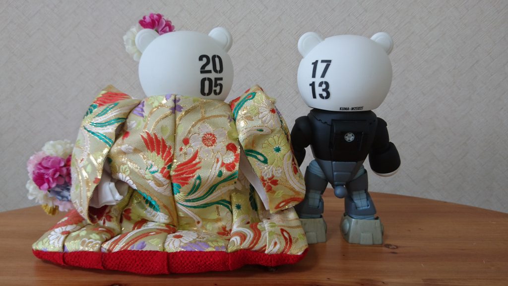 2体を背面から。この並びで後ろから見たときだけ、結婚式の日付が分かるようになっています。
自分たちの披露宴では、くまきゅーれの腹の数字を繋げると日付になりましたが、こちらでも同じことを出来るようにしました。記念日なので数字が入っていた方がいいかなと思います。