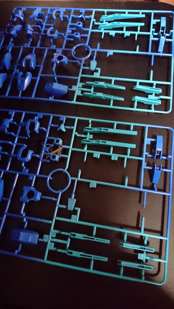 細かいパーツの塗装はかつての失敗を汲み、ランナー状態での塗装してからカットしました。