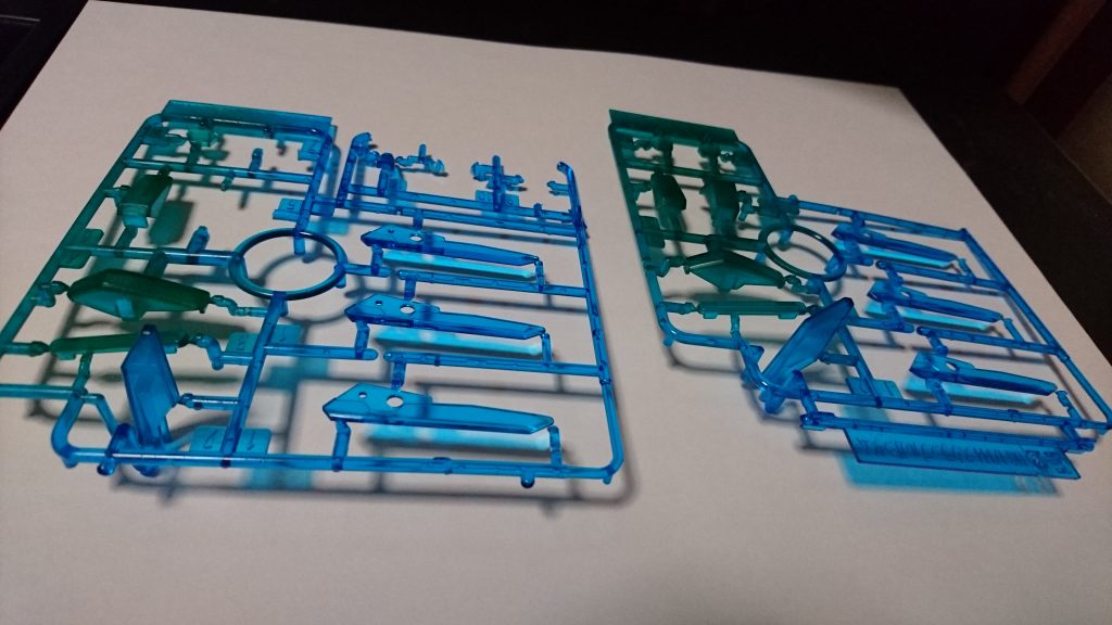 クリアパーツの塗装も当時初めてでして。
あとから水性ペンで裏から塗り塗りした方が発色良かったんじゃと気づく…………