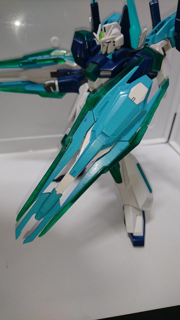 両腕に備えた主武装の「GNトライアームズ(前の名前は忘れましたw)」。
ビームライフル、ビームサーベル、シールドの三役を兼ねており、外縁に設置された「GNソードビットⅢ」はクアンタのそれと同様に脳波操作によって制御される他、クアンタの量子テレポートゲートの役割も果たす。