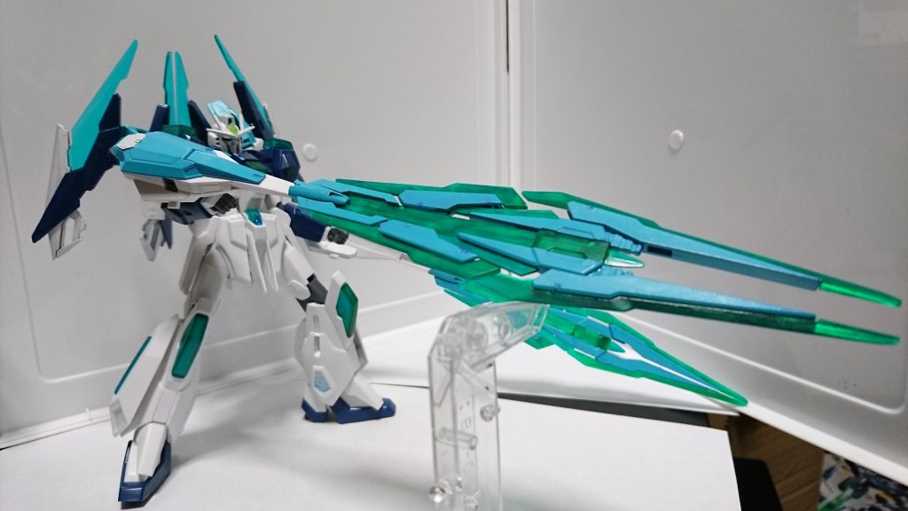 「GNソードビットⅢ」を組み替える事で「GNトライバスターソード」と「GNトライバスターライフル」に変形が可能。左右の腕でそれぞれ異なる変形も可能なので、超強力な斬撃を繰り出しながら超強力な砲撃を放つという荒業も。