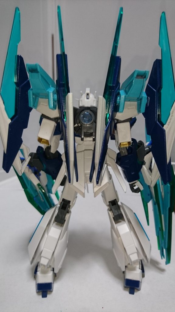 背面には太陽炉と4基の「GNクールビット」を懸架した「GNクールバインダー」を装備。