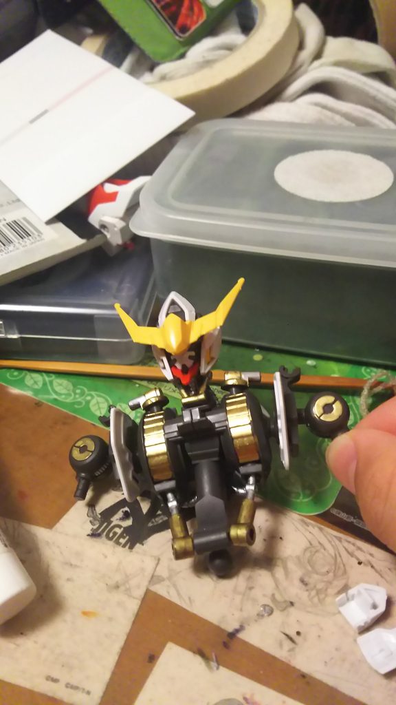 装甲を外すとこの様な感じになってます
塗装は基本ガンダムマーカーで一部に筆塗りをしてます