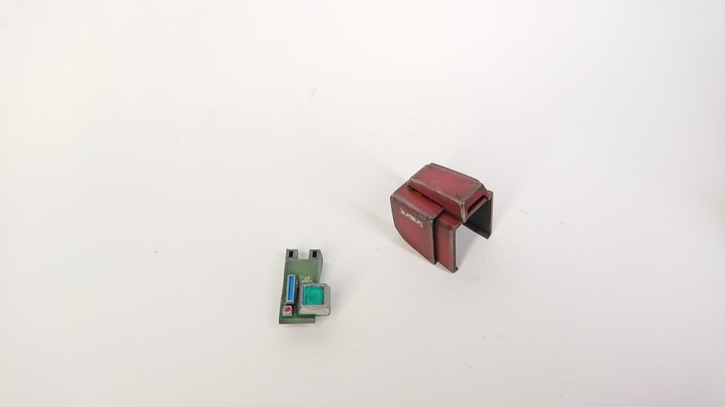 肩とバイザーは取り外してノーマル状態にできます。