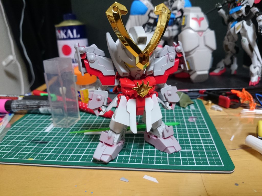 元の鎧のままだとパンツっぽかったので前垂れを追加。