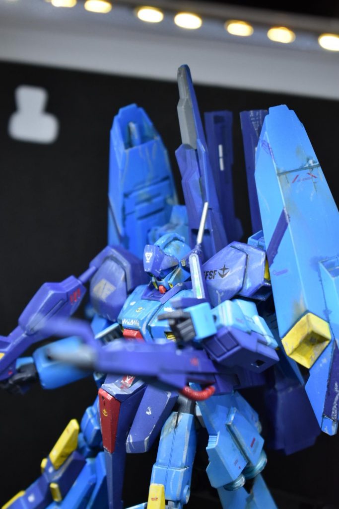 しかもシールドを外さないと持つことも不可能です。