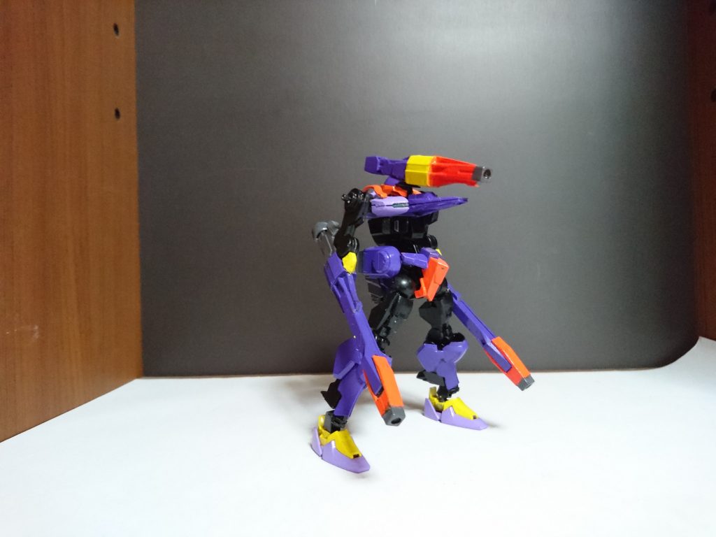 肩のグレネードバルカン(紫の)と尻のブースター(灰色の)は取り外しでき、エグゼ版のナパームマンを再現できます