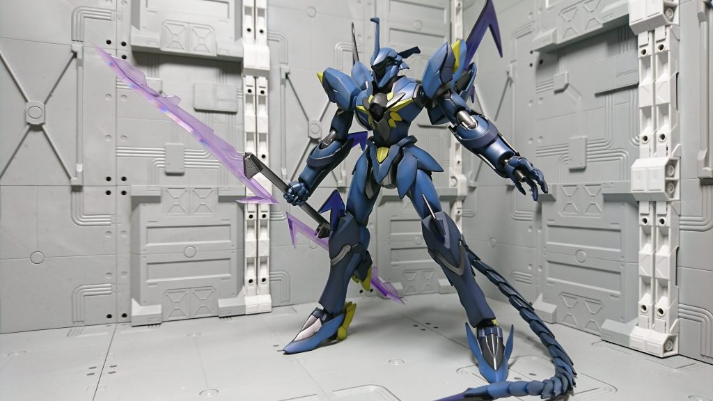 塗装色を劇中により近いイメージに変更してみました。
工作は、手持ち武器の変更と表面処理のみ