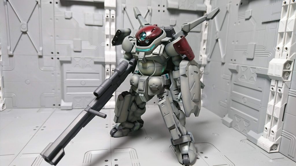 工作は、表面処理と各部にモールドパーツを追加してミリタリー感を上げてみました。
手持ち武器は、当然スナイパーライフルに変更!!
塗装色も、戦闘機っぽく変更してみました。
※頭部は、赤ではなくマルーンを吹いてみました(レッドベレーは、マルーンベレーとも言われる。との事)