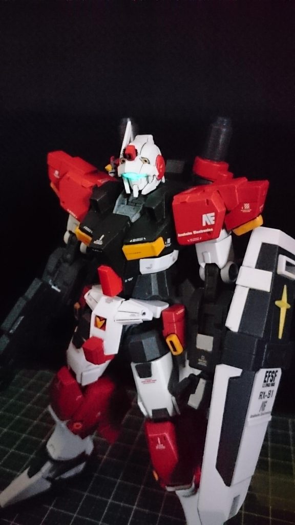 頭部バイザー内に蓄光塗料を使用し発光します。