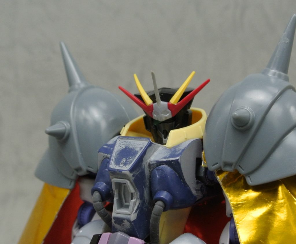 メガ粒子砲？の埋め込み作業が意外とタイトで大変でした。
胸はパラスアテネですがそのまま付けるとかなりマッチョになってしまうので、
三枚おろしにして大幅に幅詰めしています。