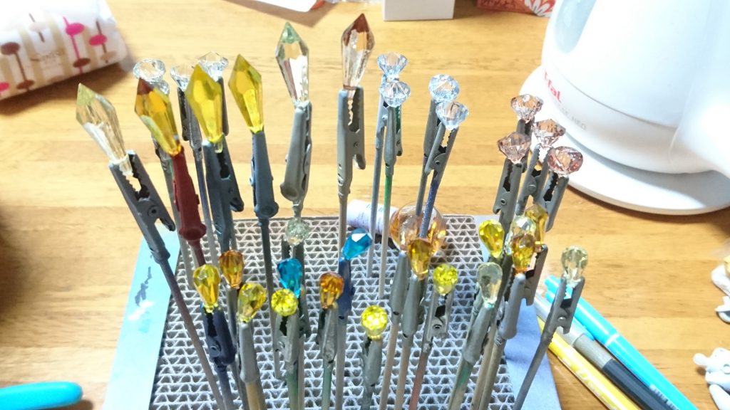 制作工程1。セリアで売っている結晶を黄色のマッキーやマニキュアで着色しました。