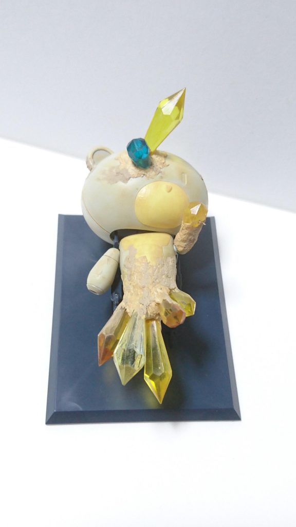 写真を加工していない状態だとこんな色です。結晶周りの土が付いているところはパテの上からウェザリングマスターのサンドを塗りつけただけです。お手軽作業ですが、それっぽく仕上がって満足です。
以上になります。最後までご覧いただきありがとうございます。