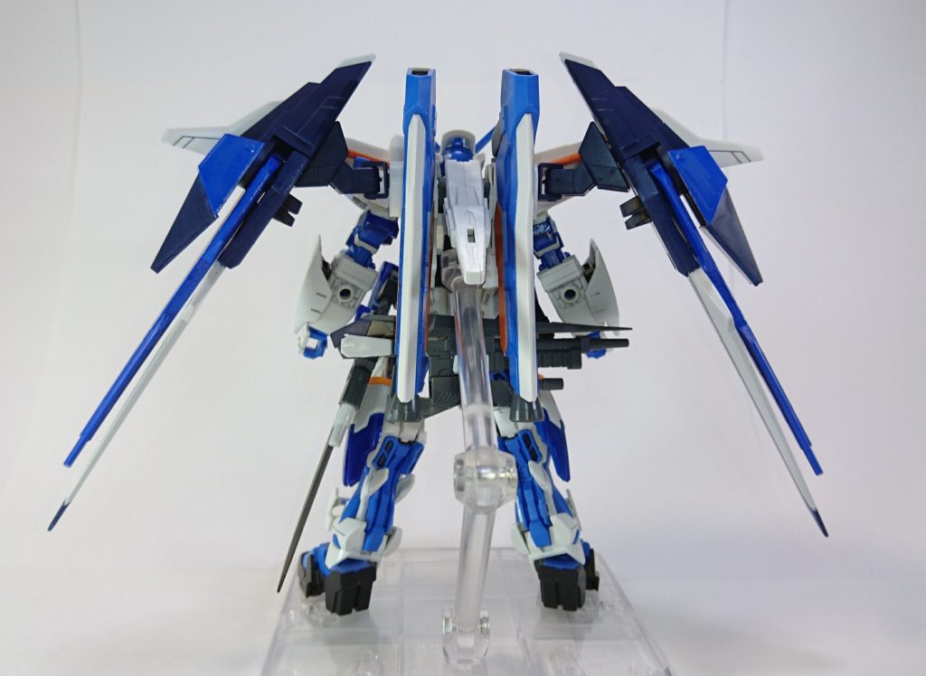 バックショットです。
目玉のバックパックですが基部はユニバースブースターを用いジョイントパーツを仕込んでプラ板で囲ったものをベースにしています。
ASフリーダムのバインダーには1.5ガンダムのウイングとフライルーに付属したウイングを仕込み翼を広げられるようにしています。
中央部にはタクティカルアームズを改造したブースターを付けてみました。
折りたたみ機能等を排除しているので、本当に単純なブースターとなっております。