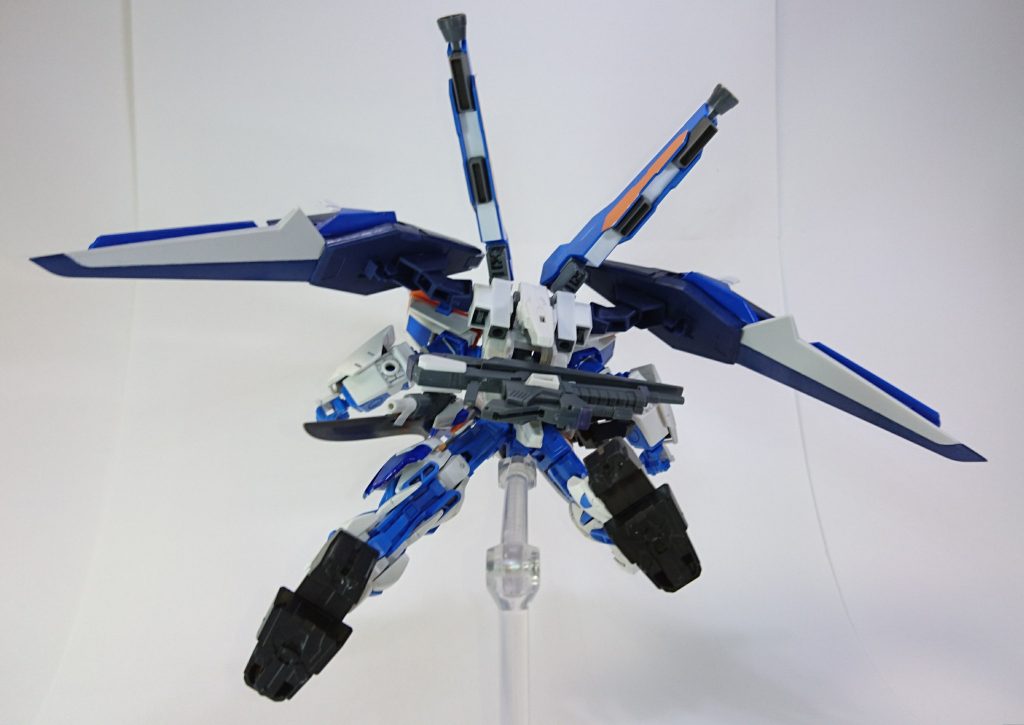 TAブースターの裏にはプラ板を張り、バーニアを追加しました。
ライフルをマウントしていますがマウントパーツはとても雑です。