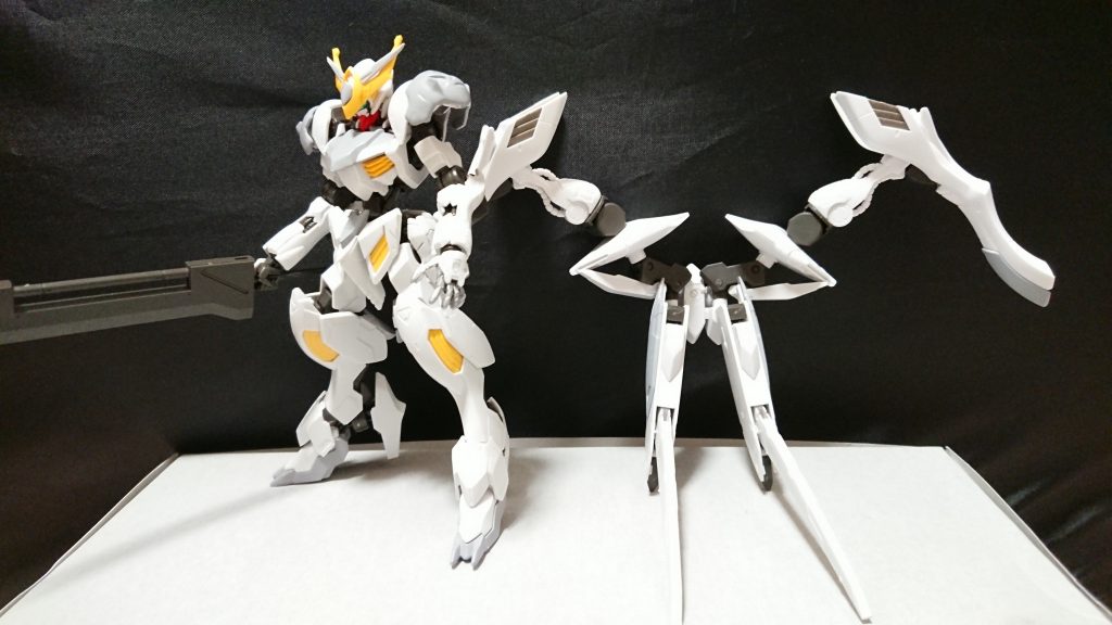 バックパックを外した状態だと少し走るのが早いだけのMSになってしまう、射撃兵装も追撃砲しか無いため長期戦はほぼ不可能と思われる(距離をとられたら太刀打ち出来ないから)。