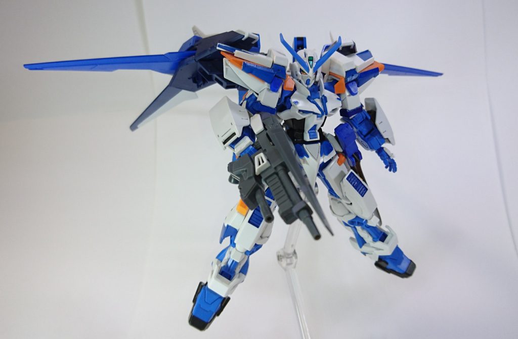 専用ビームライフル。
一番難産な武器でした。普通のライフルでは面白みがないと考えグレイズのライフルをベースにドライツバークのパーツを切り刻んで貼り付けました。
二門の銃口があるので連射性に富んだ性能を示す脳内設定です。ビームサーベルも出ます。