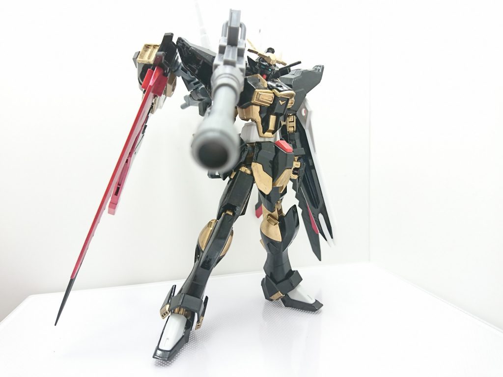 本機体のコンセプトは取り扱いやすい癖のない機体であるが、これは戦闘データを回収し同時期に開発中の機体に反映するためである。
癖のない機体を目指した結果、構想段階で考えられていなかった形態や、必殺武装の欠陥の発覚などコンセプト通りの試作機となった。