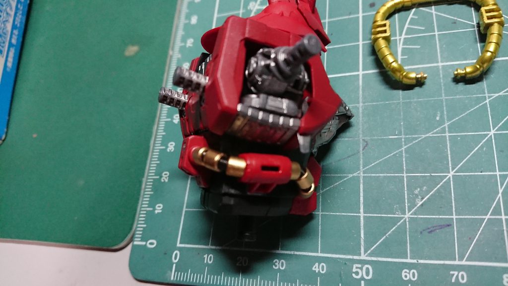 RGサザビーの残念ポイント、腹部の動力パイプをディティールアップしました。
市販のプラパイプをゴールドで塗装、針金入りのスプリングで形を整えています。
これでRGらしくなったかな？