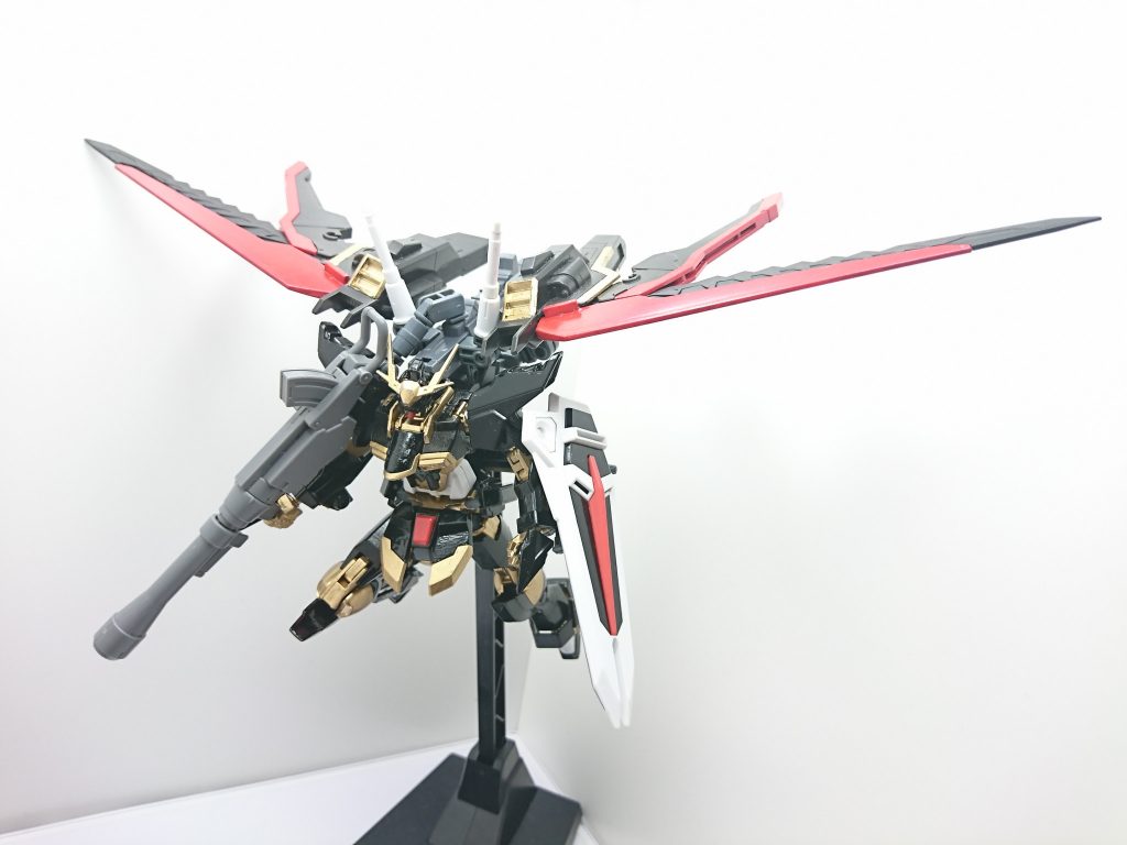 ミノフスキークラフトシルエットはその名の通りミノフスキークラフトを搭載した大気圏内高機動装備。
過剰な推力での飛行ではないため、安定した操作性を確保しながらも高い空戦能力を実現した。
また、大型バッテリー搭載による継戦能力の強化、ハドロンブラスターによる火力増強といった役割も果たす。