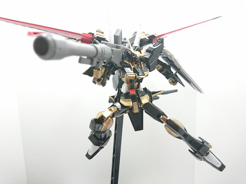 ハドロンブラスターはミノフスキークラフトシルエットに搭載された加粒子砲の一種、ハドロン（陽子や中性子などの複合粒子の総称、百種類以上ある。）を加速させて放ち、単純な熱量攻撃に分類される。
照射時は機体を静止させる必要があり、高機動戦闘では致命的な弱点となるが、その威力は圧倒的で最大出力ではラミネート装甲を焼くほどである。
最大出力照射後はデュートリオンビーム送電システムによるエネルギー供給が必要となる。
出力を下げたハドロン砲としての使用は連射ができ、バッテリーの消耗も少ないためこの方法での運用が実用的である。