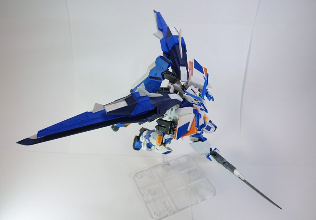 カラーリングはガンダムマーカーのブルーとホワイトを筆塗りで塗っています。