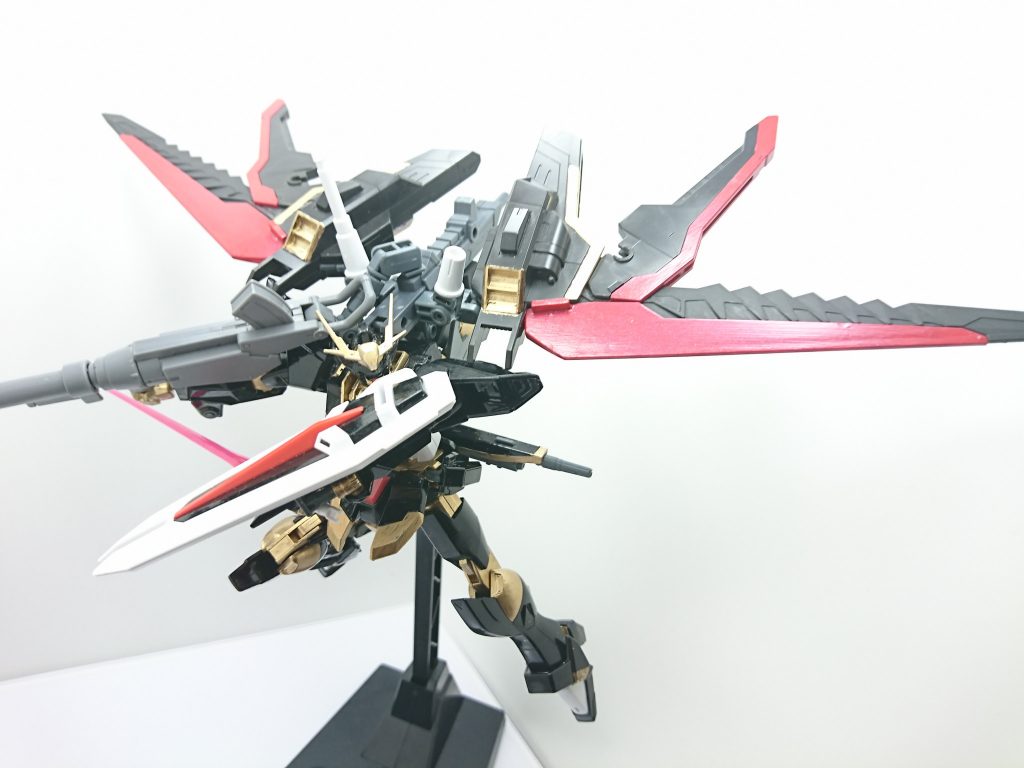 武装はフリーダムのルプスビームライフル、ラケルタビームサーベル、対ビームシールド、ハドロンブラスター。
基本的な性能はベースであるフリーダムより低いがこれは機体の動力源に核が使用されていないため、リミッターを設けたことによる。
2本のビームサーベルの柄同士を連結させることで、両端からビーム刃を放出する「アンビデクストラス・ハルバード」という形態で使用することも可能であるが、中距離での高速戦闘がメインである本機ではあまり使用されない。