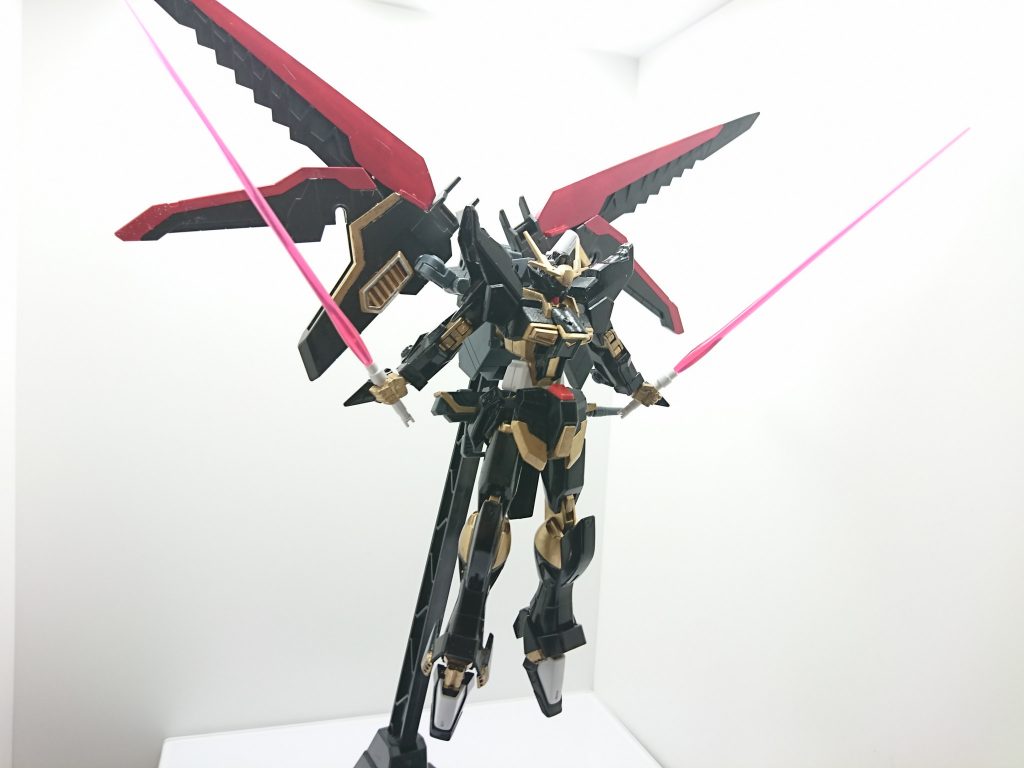 中距離での射撃戦が得意だった変形前と比べ、この形態では近接戦闘を得意とする。
ミノフスキークラフトシルエットの1番大きな翼は振動することで、振れたものを切断するウイングソーであり、近接戦闘を有利に展開できる。