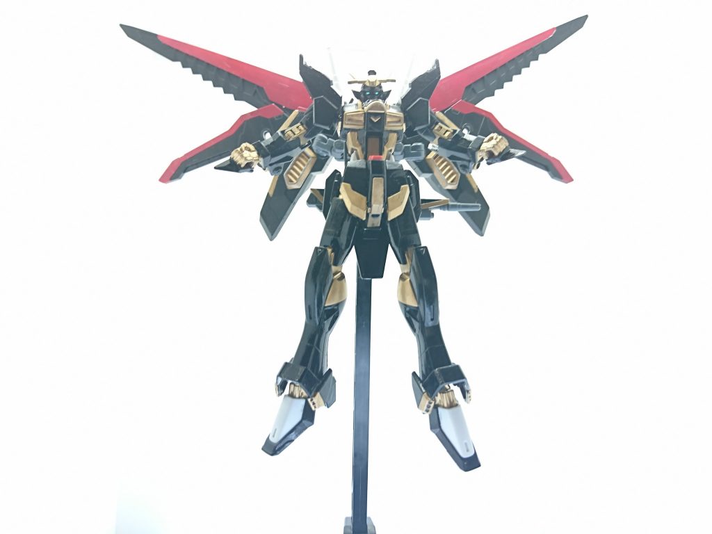 バックパックを変形させることで、3対の翼が現れる。
これは機体の構想段階では考えられていなかった形態。
翼を展開することで、ミノフスキークラフトを最大効率で使用できるが、機体の制御難度は高くなる。また、機体前面の面積が増えたことで被弾のリスクが増す。