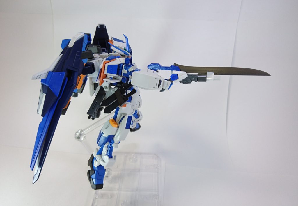 ガンブレード・ガンモード
グリップを起こし反転させて銃形態です。
分かりづらいですが白い円柱部分が銃口ですが、しっかりドリルで開口させました。
サーベルエフェクトも刺すことが出来ます。
シンプルな武器類を目指したので携行武装としてはこれだけです。