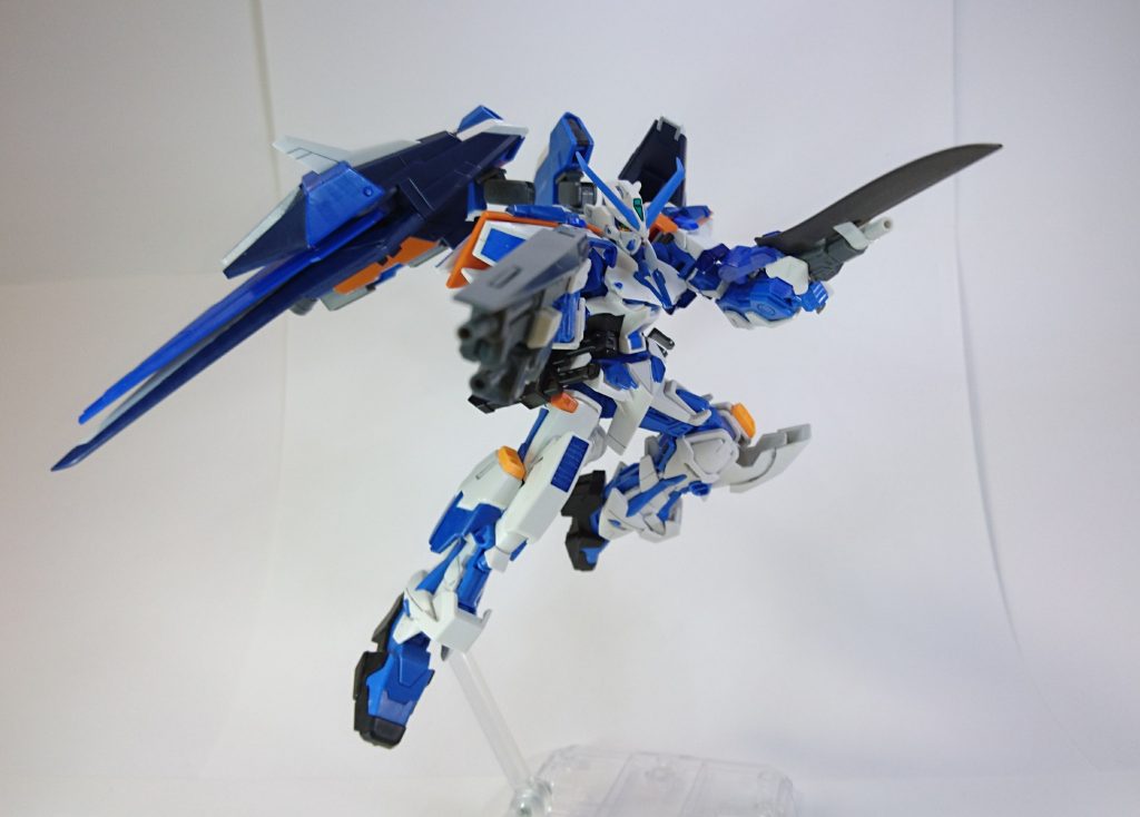 以前のブルーフレームが大気圏内用のイメージだったので今回は無重力下イメージでしたが、翼を付けてしまった結果内外両用な感じになってしまいました。
これはこれで面白かったのでよかったです。翼好きなので仕方ありません。