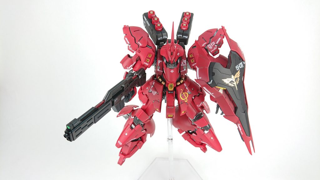 付属のリアリスティックデカール使用。
部分的に水転写式ガンダムデカールを使っています。
スカートアーマーに「CD」(キャスバル＝レム＝ダイクン)マークをどうしても入れたかったのです。
サザビーはこれがないと格好がつかないです(笑)
※リアリスティックデカールにもありますが、小さすぎる。