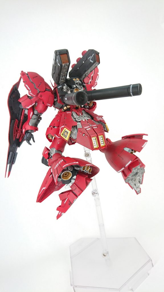 今回はフレーム等は暗めのシルバーで塗装しています。
シールド裏面は塗分けしており、装甲裏は墨入れのみです。
レッドはサザビーレッド(クレオス)+調色にて3色を使用しました。
黒は艶消しブラック。
金色はゴールド(クレオス)、スターブライトブラス(ガイア)を塗分け。
銀色はシルバー(クレオス)とMrメタルカラー ステンレス(クレオス)。
ガンメタは黒鉄色(クレオス)。
モノアイシールドはクリアーブラック(ガイア)で着色。
カメラ類はクリアーグリーン(ガイア)。
