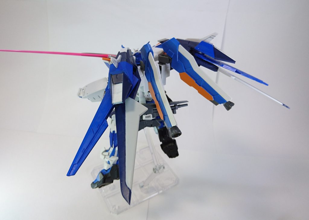 前述した翼を広げることでシルエットも変化します。