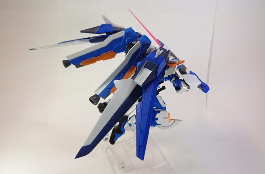 マントのように広がります。
ウイングの可動のおかげでいろいろな表情出て好みです。