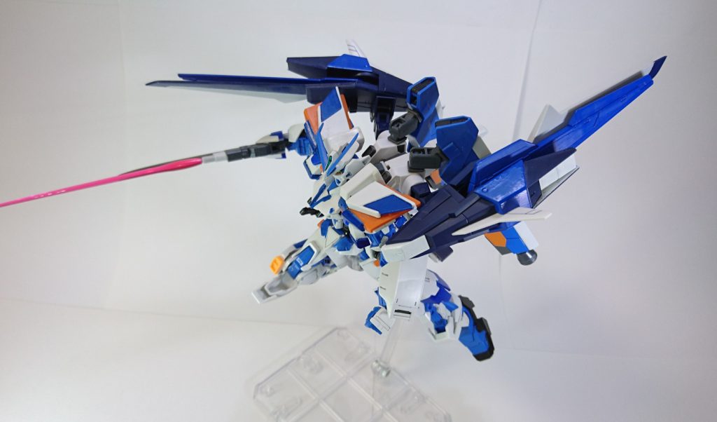 バインダーはASフリーダムの接続位置より左右に広げています。
ASフリーダムの設定画がプラモより広がっているように見えたためそうしました。
こんな風に別方向に向けることも出来ちゃいます。