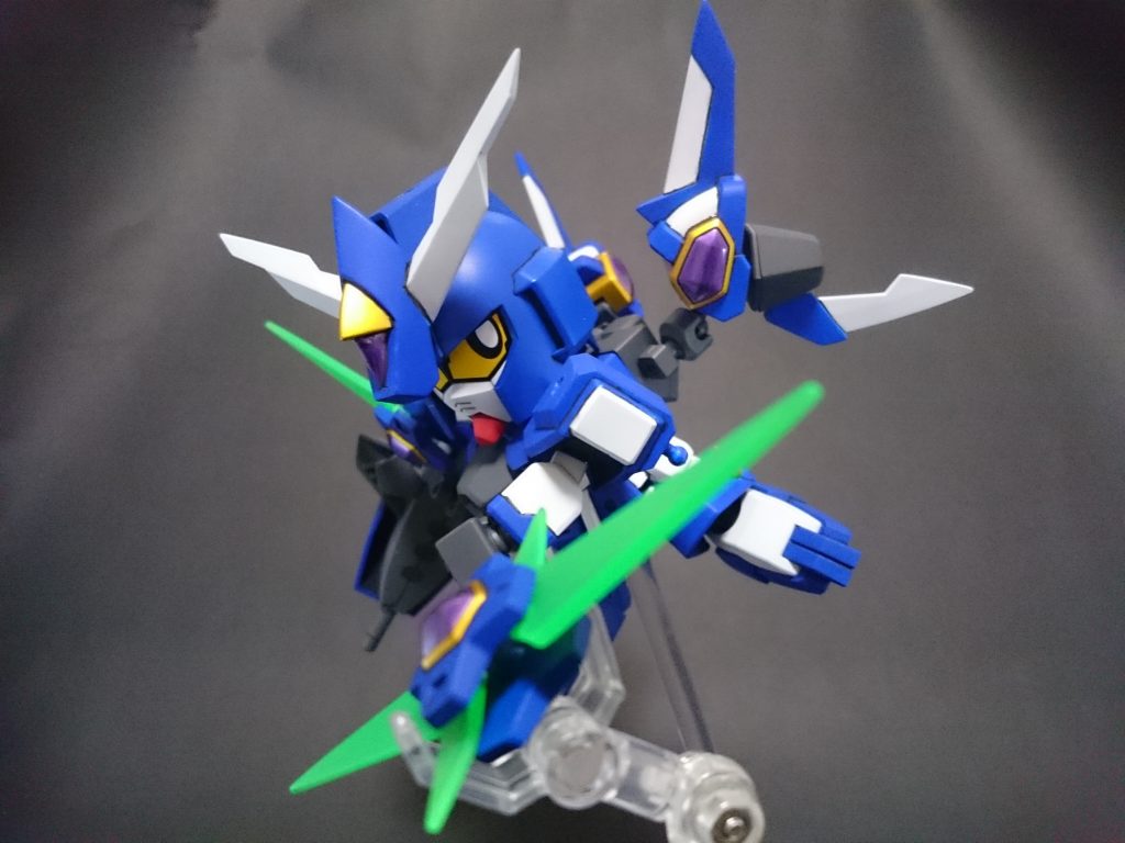 肩部のビットはファングやブーメランとして使用可能。