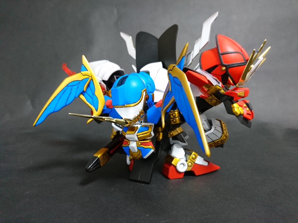 下半身の小ささ緩和のため足を広げられるようにしました。
腕の長さに比べて拳が小さいのも気になったので次元ビルドナックルに変更しました。
頭のシールについては、余白部分をギリギリまで切り落とすことで、そのまま貼るよりは綺麗に貼れたかと思います。