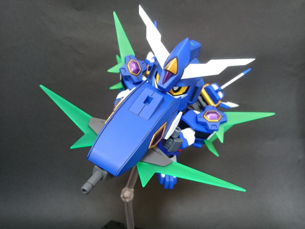 必殺攻撃形態その1。
シールドライフルのグリップを展開し、両手持ち形態に変形、大火力の砲撃を行う。