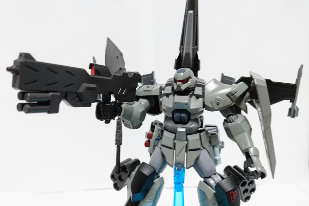 主兵装としてグレネードランチャー付ビームライフルを装備。脚部ジョイントには5連装ミサイルポッドが取り付けられている。