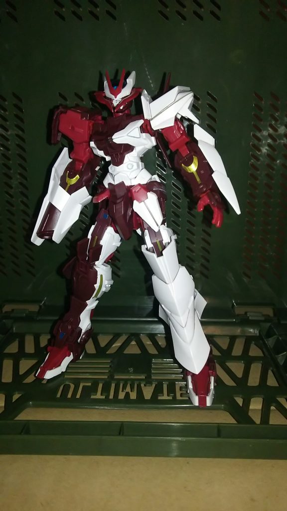 まずはノーネームライフルを外した状態でのフロントビュー アシンメトリーかっこいい！ 部分的にスミ入れしてあります