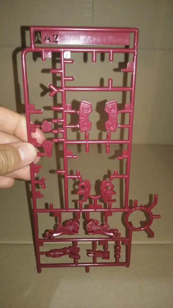 こちらのキットはアストレイレッドフレームをベースにしているらしくレッドフレームの余剰パーツがかなり出ます改造などをされる方には最適!