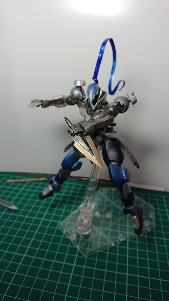 肩のダガーはグリムゲルデの剣と同じ金属という設定で