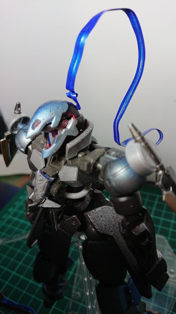 頭部はグリムゲルデの頭にゼイドラの頭パーツを貼り付けたものです
頭の装飾は家庭菜園とかに使う紐みたいなやつです