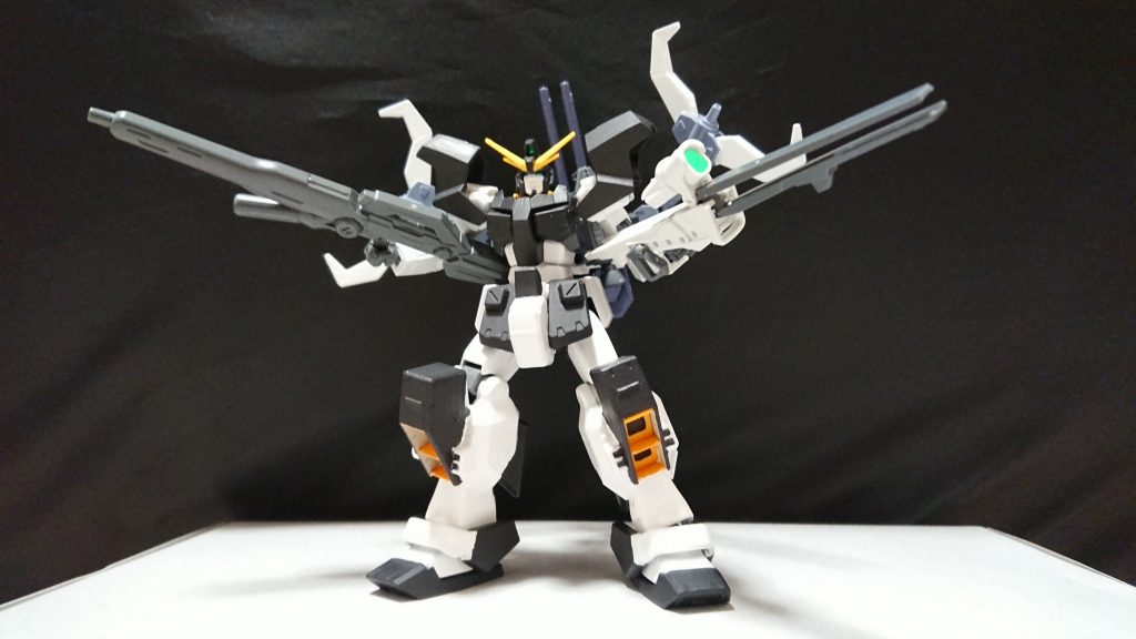 機体名：レイダー・フォートレス

[武装]ビームマシンガン、エネルギー砲「ツォーン」、2連装52mm超高初速防盾砲、改造型アフラマズダ、レールガン、特殊ビームサーベル、となっている。

[総合スペック]1.0～13.0の内。
7.9～8.0と想定。

火力、機動性、防御共に優れているが各武装の命中精度があまり高くない、そして何をしようが消耗が激しい為長期戦が不得意で時間が経てば経つほど武装がどんどん使用出来なくなっていき機体のパワーも低下してしまう、短期決戦を好む機体だ。

宇宙でこの機体を運用すると満足に動けない為基本地上でしかこの機体は使われない、ちなみにこの機体はホバー移動だ。

改造型アフラマズダは(スプレーガン程度の)ビームが発射されるように改修されており先端からビームサーベルを出す事も可能。

2連装52mm超高初速防盾砲は背部に装備され主に空中にいる敵やミサイルを撃ち落とす為に使用される。

レールガンはVダッシュガンダムのビームスマートガンを改造して作り出されたもので内部構造のみを大幅に変更したレイダーの主力兵装だ。
片手で発射するので反動が大きく少しよろけるが高い機動力で隙を見せないように動き戦闘中に一度でも撃ったら頻繁に撃つようになる。
尚戦闘が長引くと機体エネルギーが消費し片手で発射出来なくなる。

特殊ビームサーベルはリーチや出力は普通のビームサーベルと同じだがビームが透明になっており全くではないが持ち手以外よく見えない。
接近戦で不意を突くために装備されているが、まず接近戦自体起こらない為滅多に使用されない。