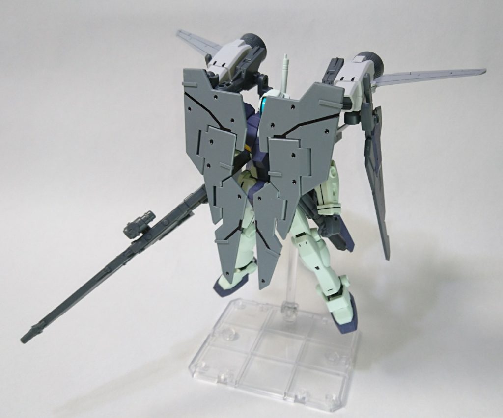 バックパックのディフェンサーユニットはガンダムデュナメスのGNフルシールドを流用しています。
シールドであり増加装甲でもありますが、ウイングのようにも使われGMディフェンサーのシルエットを形作ってくれました。